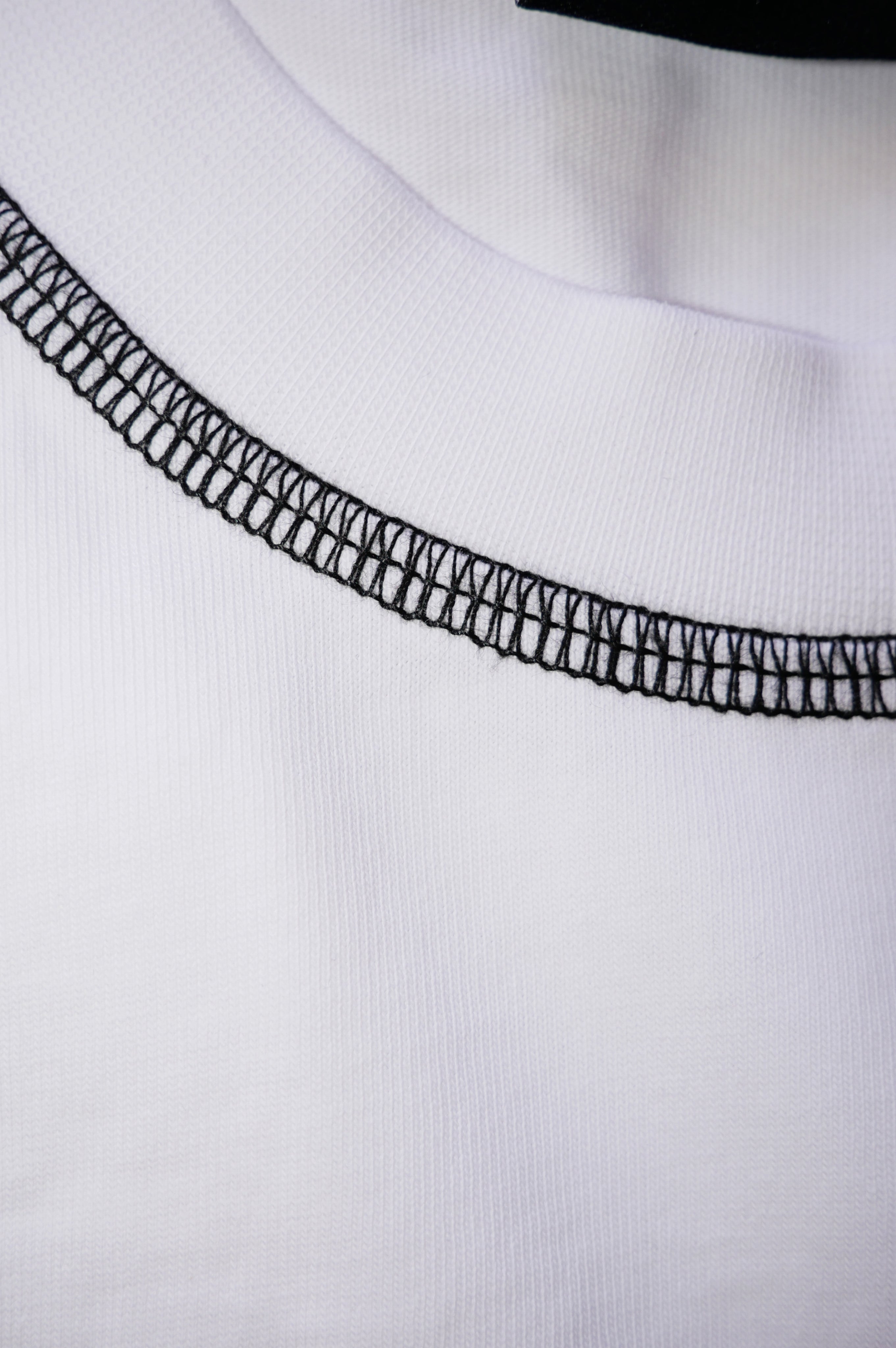 t-shirt basique blanc eco responsable avec surpiqûres noires