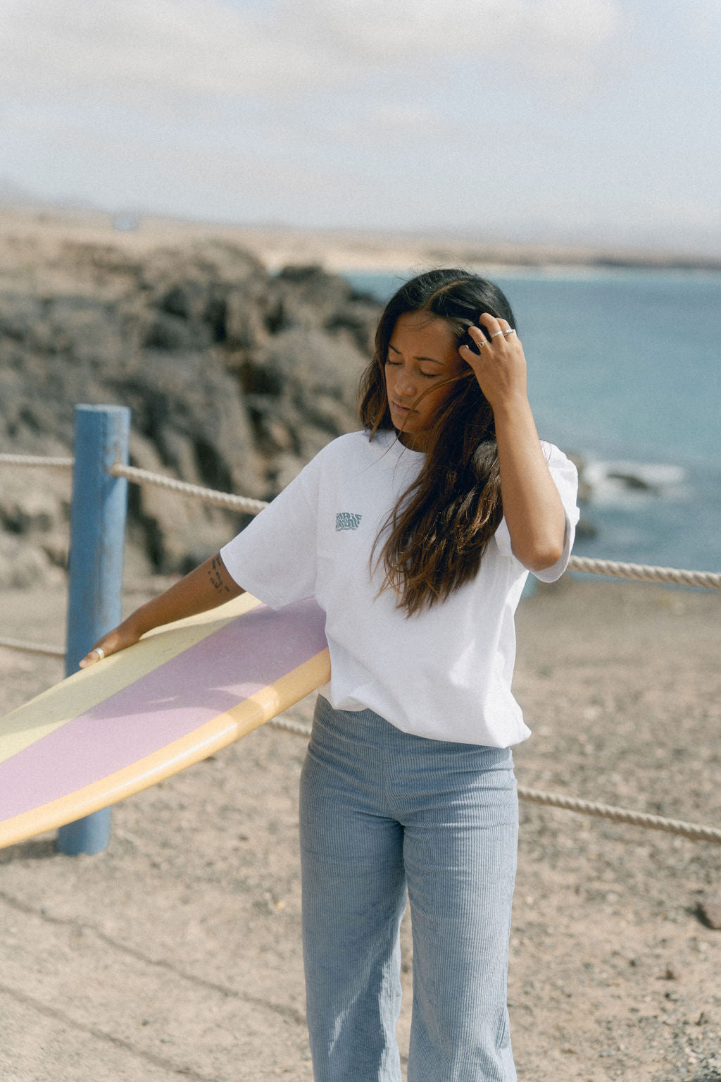 T-shirt Surfwear Homme Femme Blanc Fabriqué au Portugal Imprimé Dos et Logo uma rosie