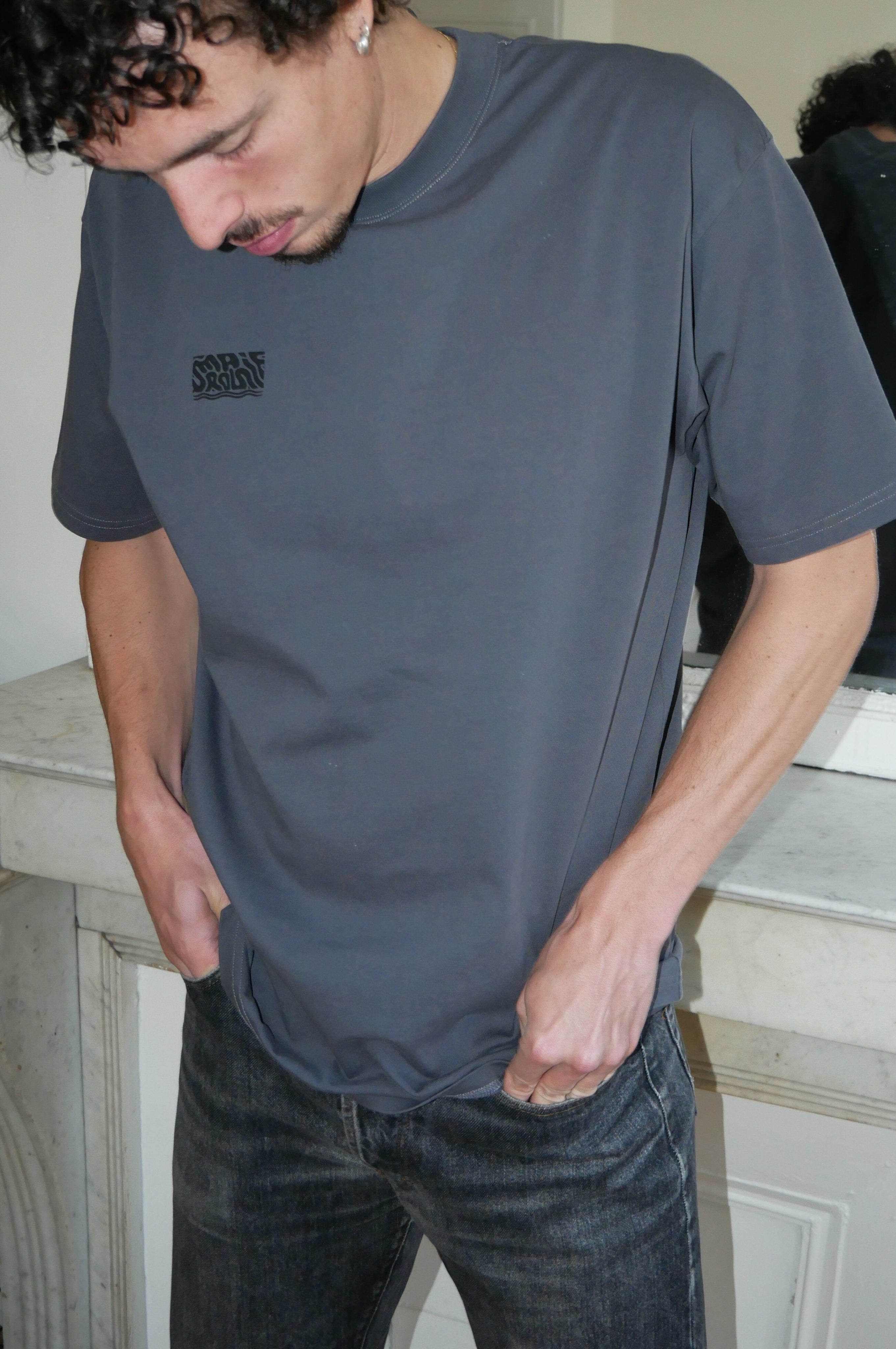 t-shirt éco-responsable en coton gris foncé streetwear